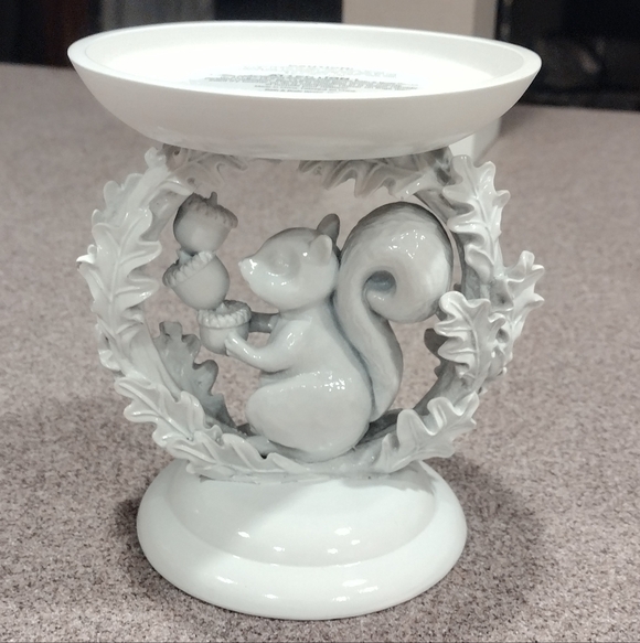 BBW 2022 Squirrel Acorns And Leaves 3- Wick Candle Pedestal - Picture 2 of 8